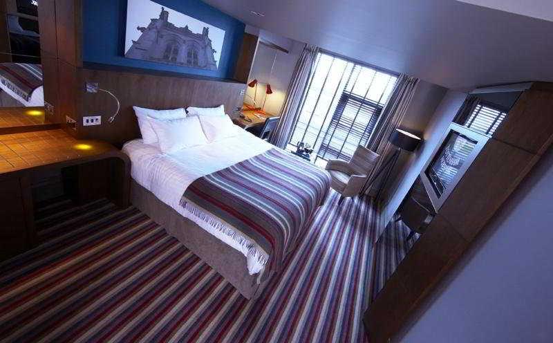 Village Hotel Solihull Oda fotoğraf